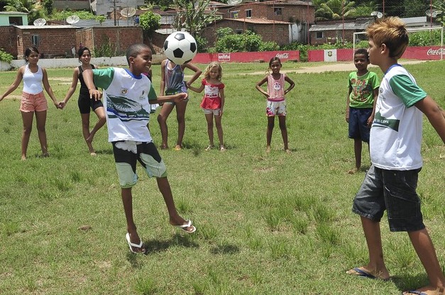 A velha bola de futebol na grama pior, pobre campo de jogo de futebol na  zona rural